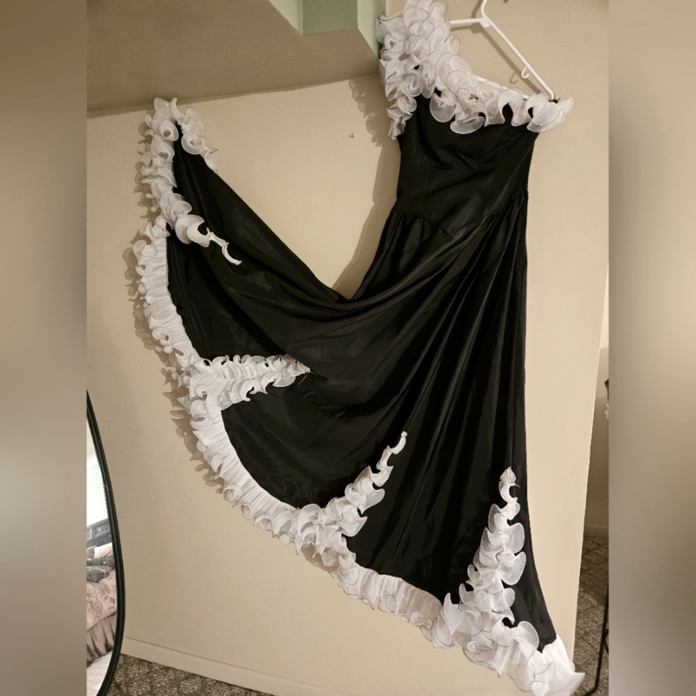 Prom or bridesmian full long black dress off one shoulder